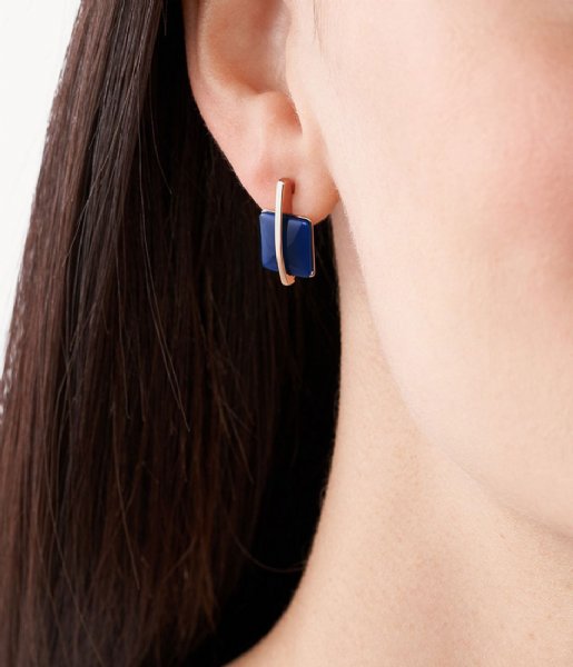 Boucles d'oreilles pendantes Skagen en acier couleur rose gold et verre bleu SKJ1136791 portées