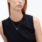Collier et pendentif Skagen pour femme argenté en acier SKJ1053040 porté