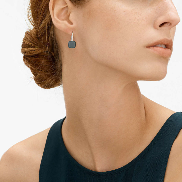 Boucles d'oreilles pendantes Skagen SKJ0872040 acier inoxydable et sea glass bleu cendré vue portées